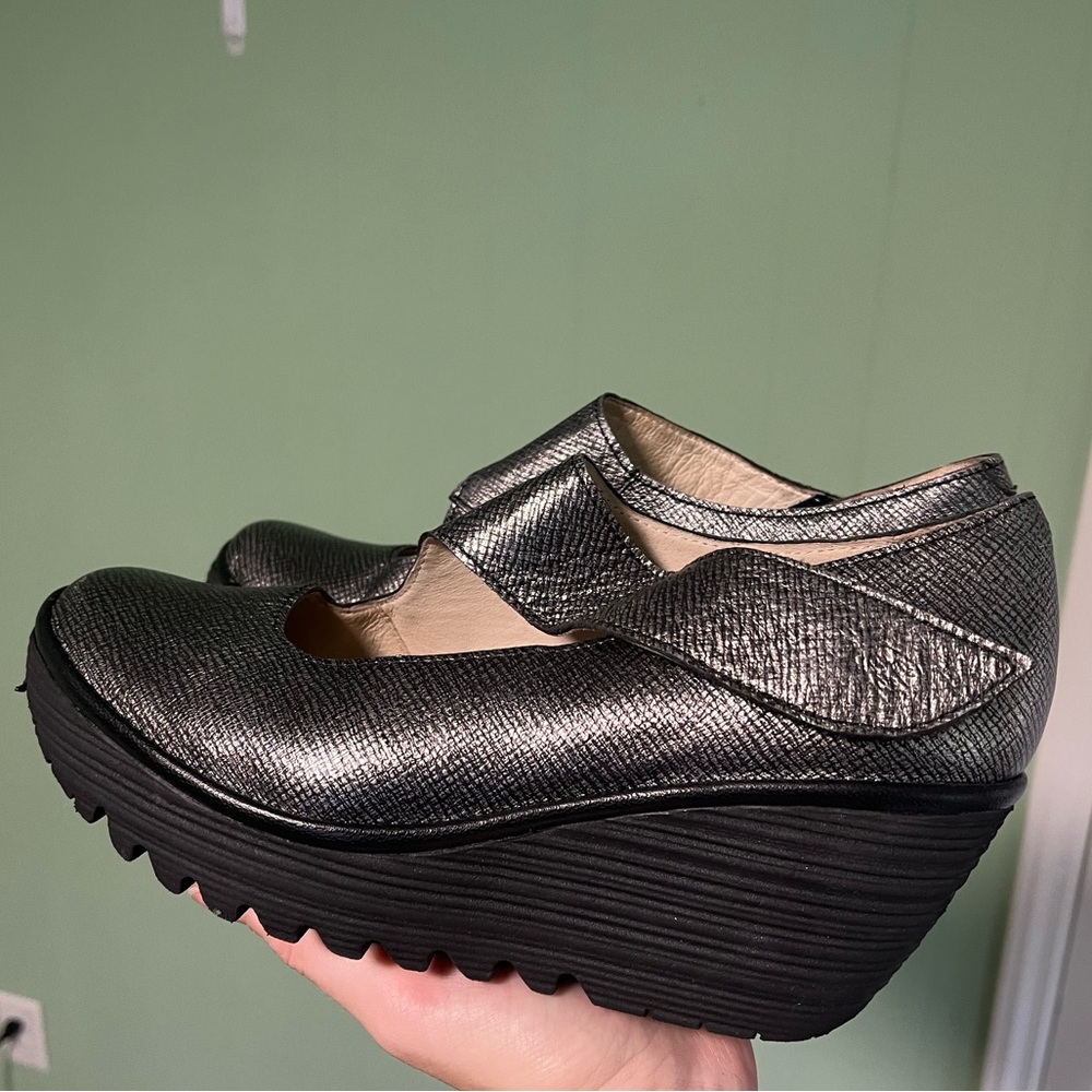 FLY LONDON Yasi Wedge Mary Janes Silver Metallic - size UK 39 or US 8/8.5